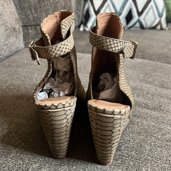 Joie Windsor Wedge Sandal
Snake-embossed leather textures Size 8.5 - Picture 6 of 15